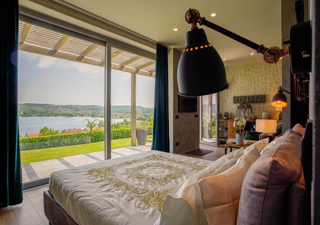 维韦罗内The Lake House的一间卧室设有一张床和一个大型玻璃窗