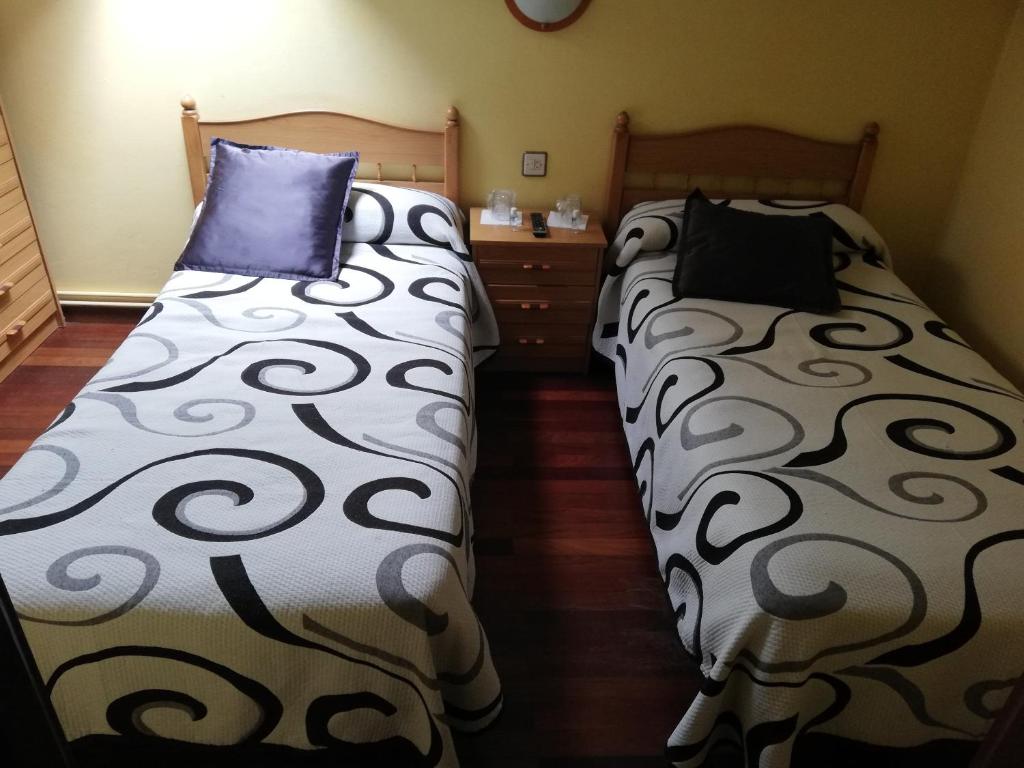 卡韦松·德·拉·萨尔Pensión Rosa的两张睡床彼此相邻,位于一个房间里