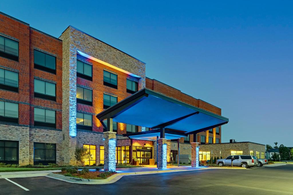 ClemmonsHoliday Inn Express & Suites - Winston - Salem SW - Clemmons, an IHG Hotel的大楼前的一个空停车位