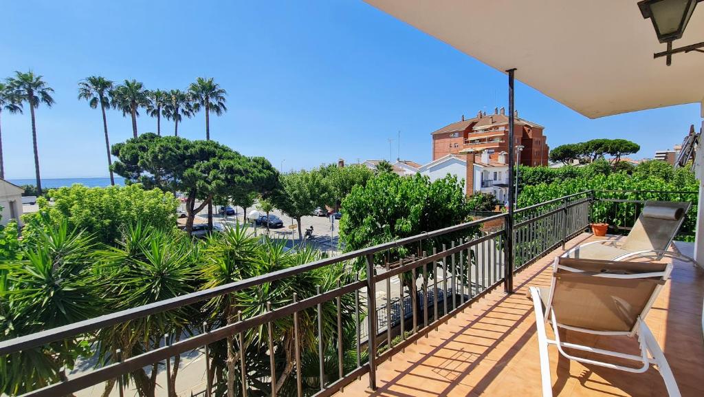 滨海卡夫雷拉Apartment Cabrera Burriac的阳台配有两把椅子,享有海景。
