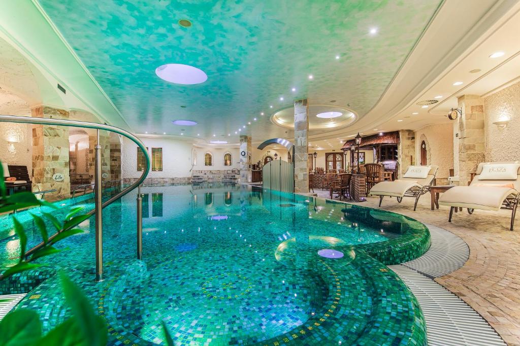 卡罗维发利卡尔斯巴德广场医疗Spa和康体酒店的蓝色天花板的酒店游泳池