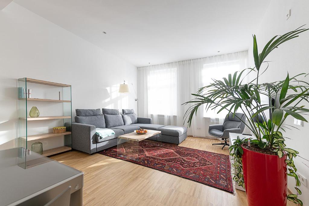 博尔扎诺Apartments Leonardo的带沙发和一些植物的客厅