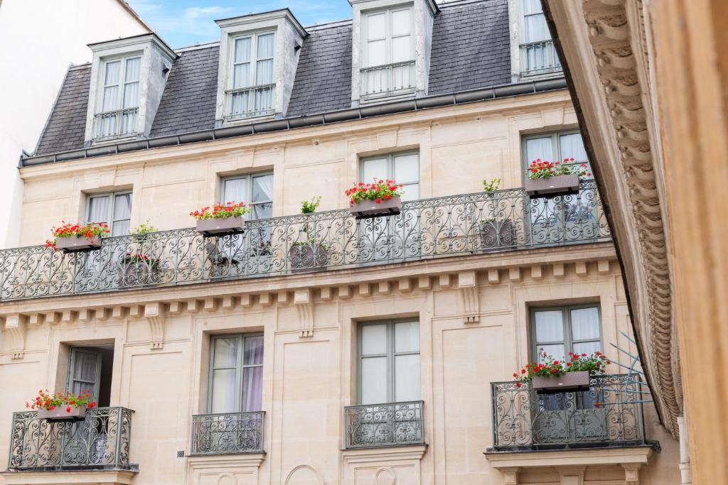 巴黎阿斯顿酒店的巴黎阳台的花盆建筑