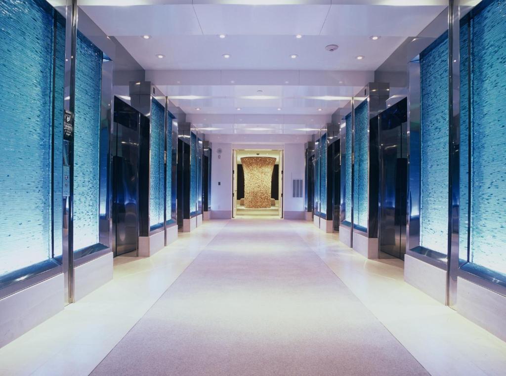 拉斯维加斯MGM格兰德天空公寓酒店的建筑中带有蓝色瓷砖墙壁和长长的走廊