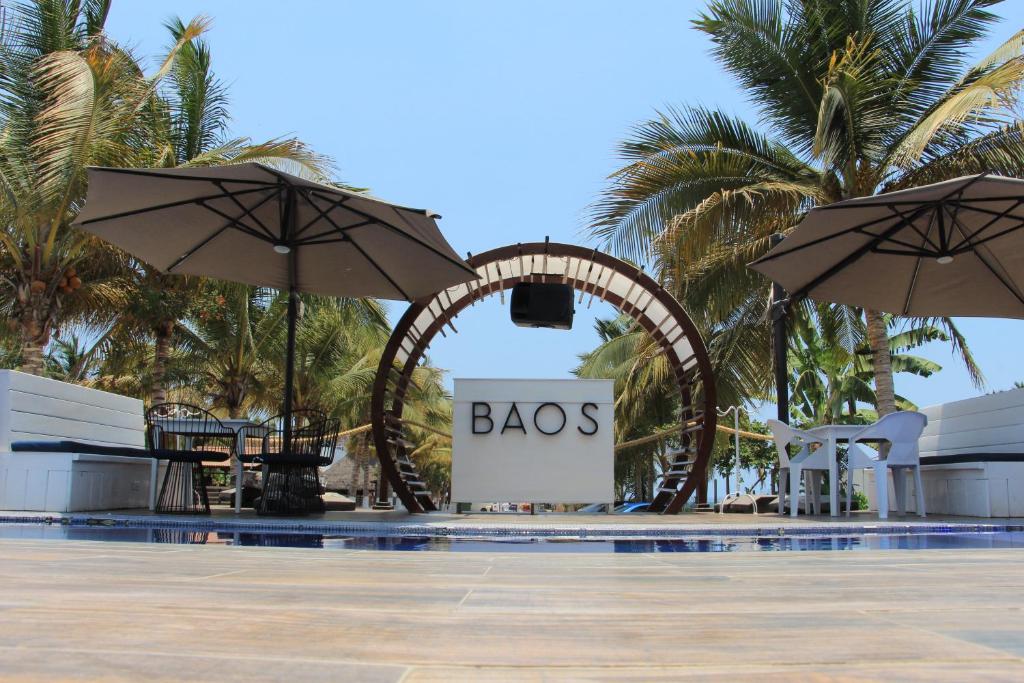 圣布拉斯BAOS的一个带标志的游泳池,上面有带遮阳伞的 ⁇ 