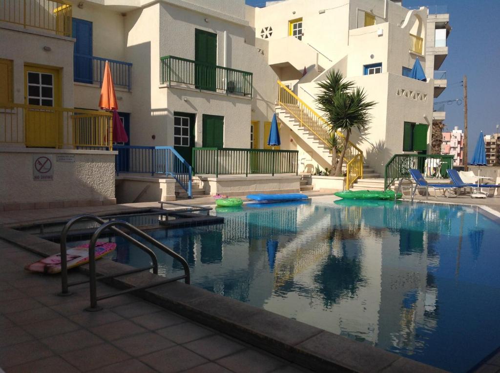 拉纳卡N湖景公寓式酒店的大楼前的游泳池