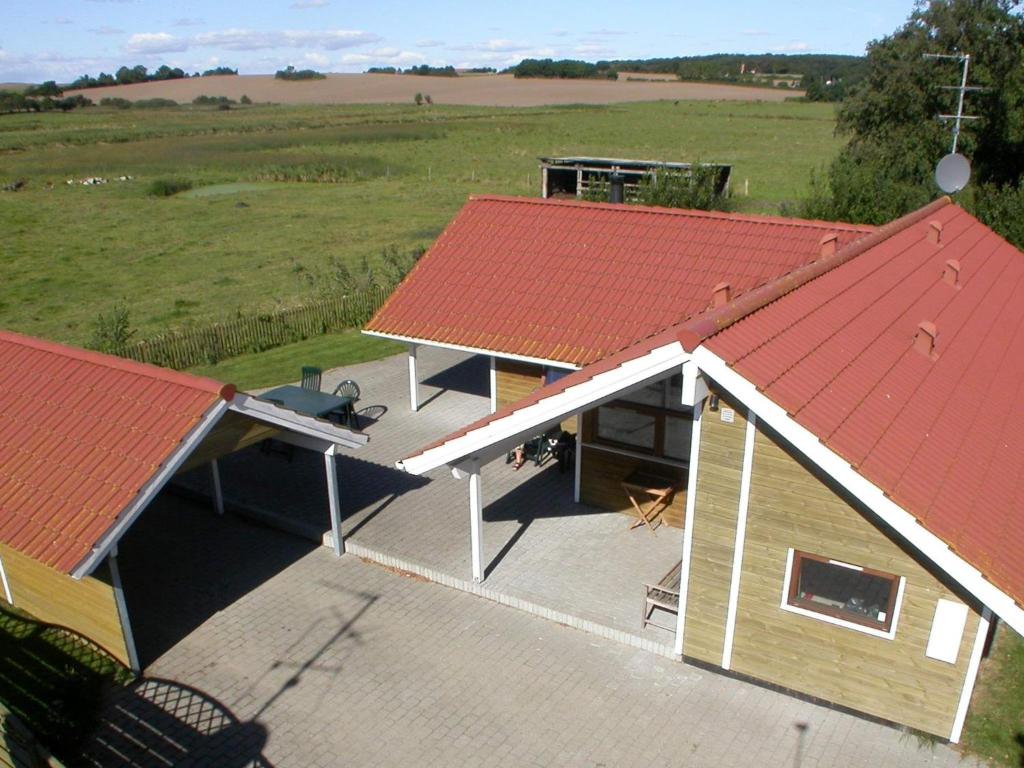 布罗艾厄7 person holiday home in Broager的享有红色屋顶房屋的顶部景色