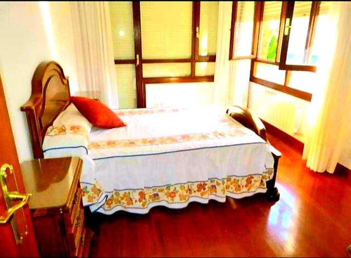 诺哈Habitación LOVE的一间卧室设有一张床和一个窗口