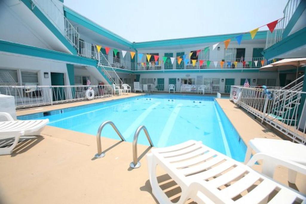 怀尔德伍德光线汽车旅馆的大楼内带2把躺椅的大型游泳池