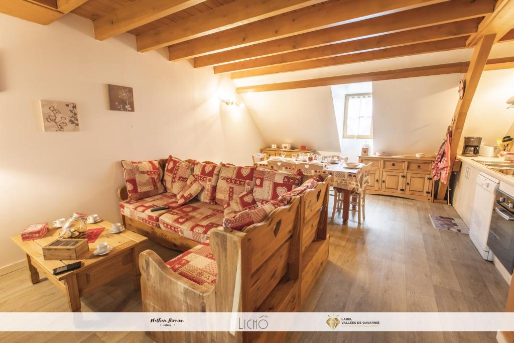 加瓦尔尼La P'tite Marmotte的客厅配有沙发和桌子