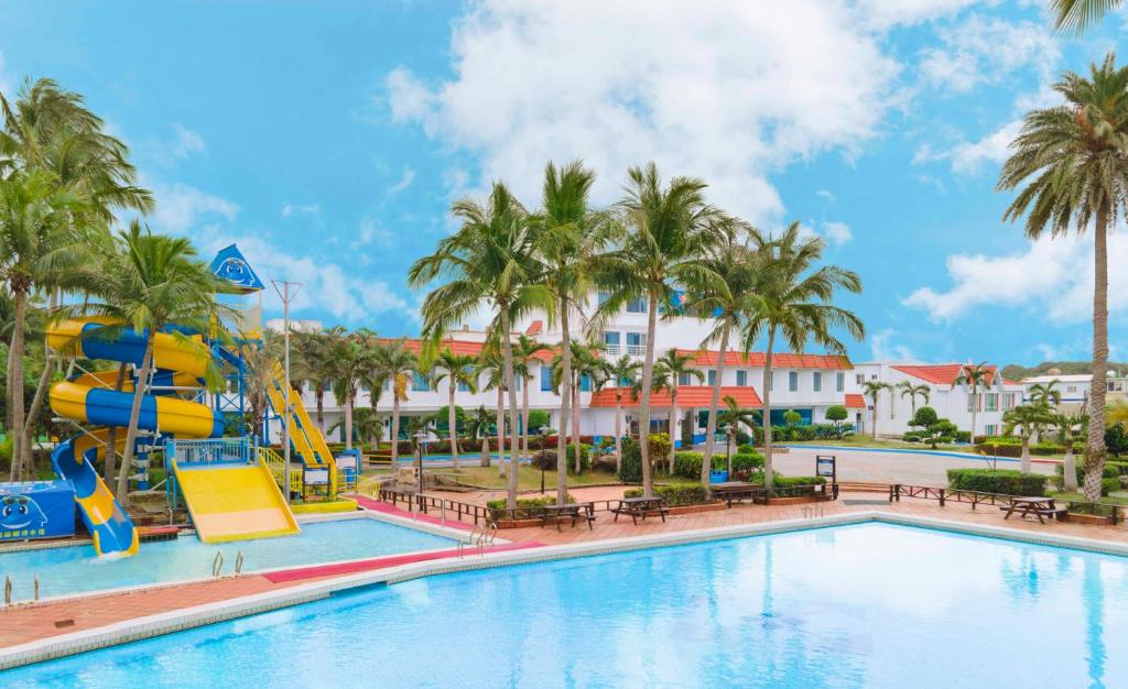 鹅銮鼻垦丁海洋体验乐园 - 统一渡假村的度假村的游泳池,带滑梯