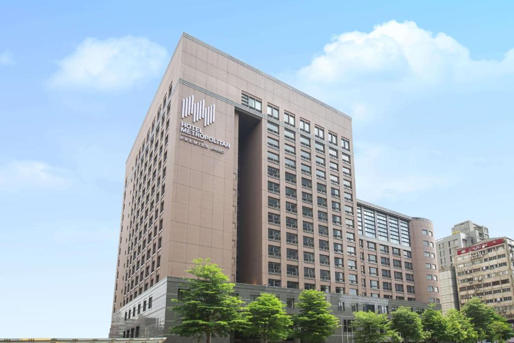 台北JR东日本大饭店 台北的一座高大的建筑,旁边有一个标志