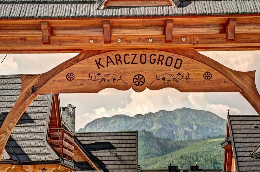 考斯赛力克Karczogród的建筑上读卡洛克文稿的木标