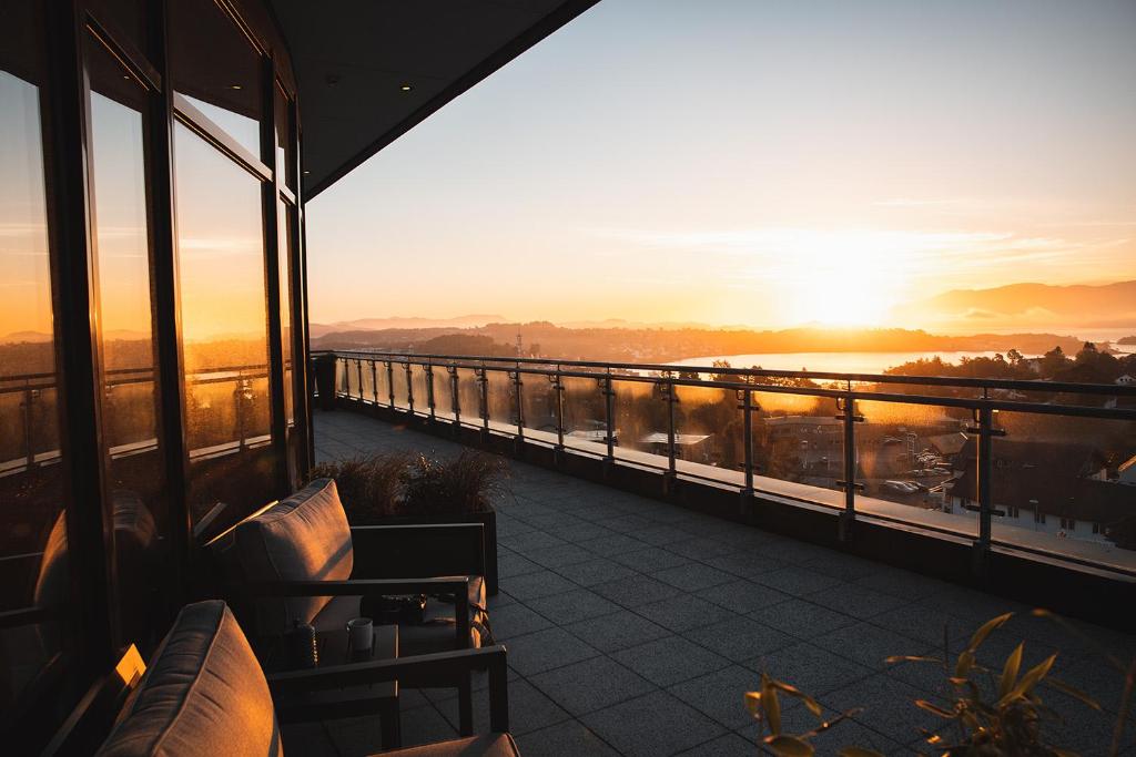 斯图尔斯图尔酒店的从大楼的阳台上可欣赏到日落美景