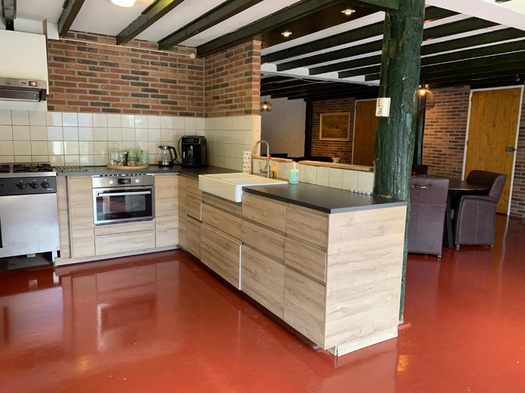 迪弗尔Familiehuis的一间大厨房,在房间内配有台面