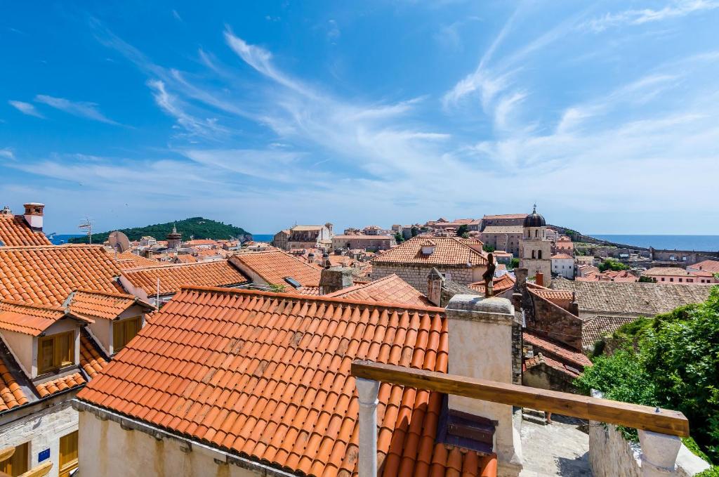 杜布罗夫尼克Villa Monte Santo的享有红色屋顶的城市美景