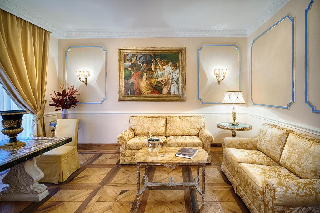 罗马Frezza Apartment - Alta Luxury Apartments的客厅配有沙发和桌子