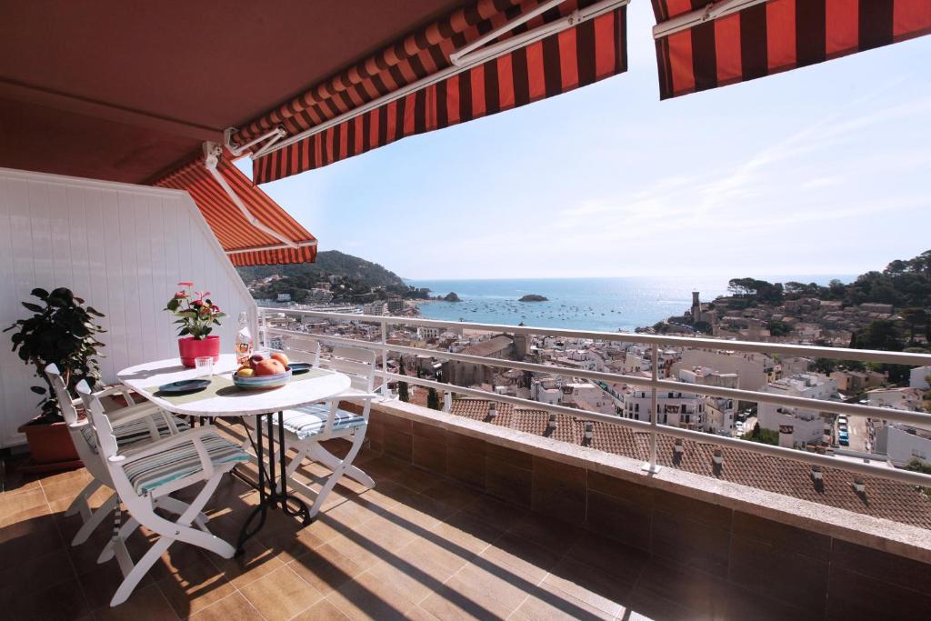 滨海托萨El Mirador de Tossa de Mar的阳台配有桌子,享有海景。