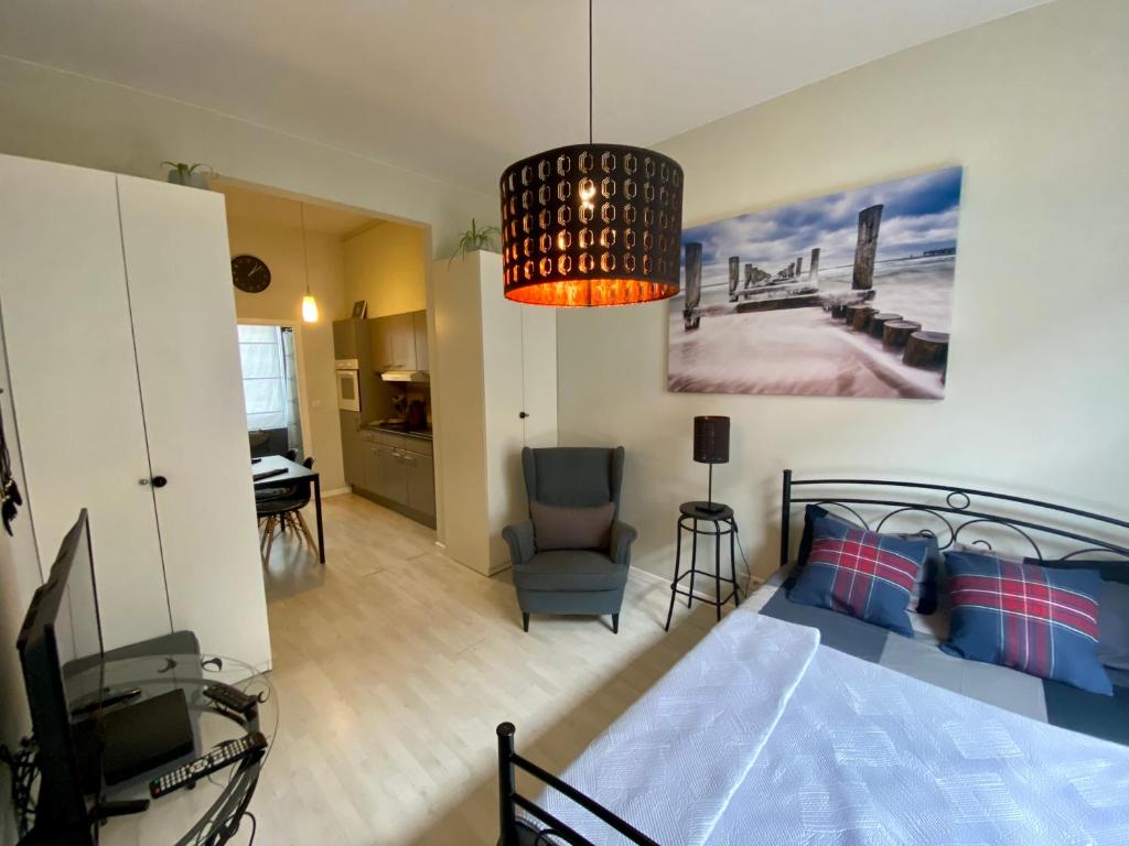布鲁塞尔Petit Appartement Jourdan EU的一间卧室配有一张床,并在一间客房内配有电视。
