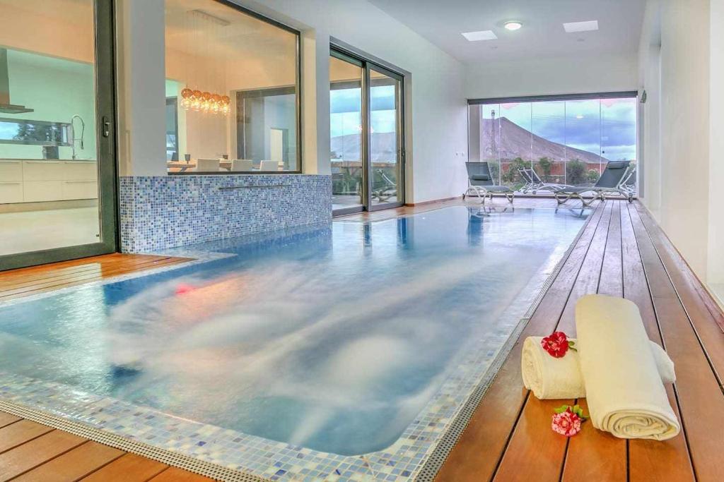 拉奥利瓦La Oliva Luxury House的一座带保龄球馆的别墅内的游泳池