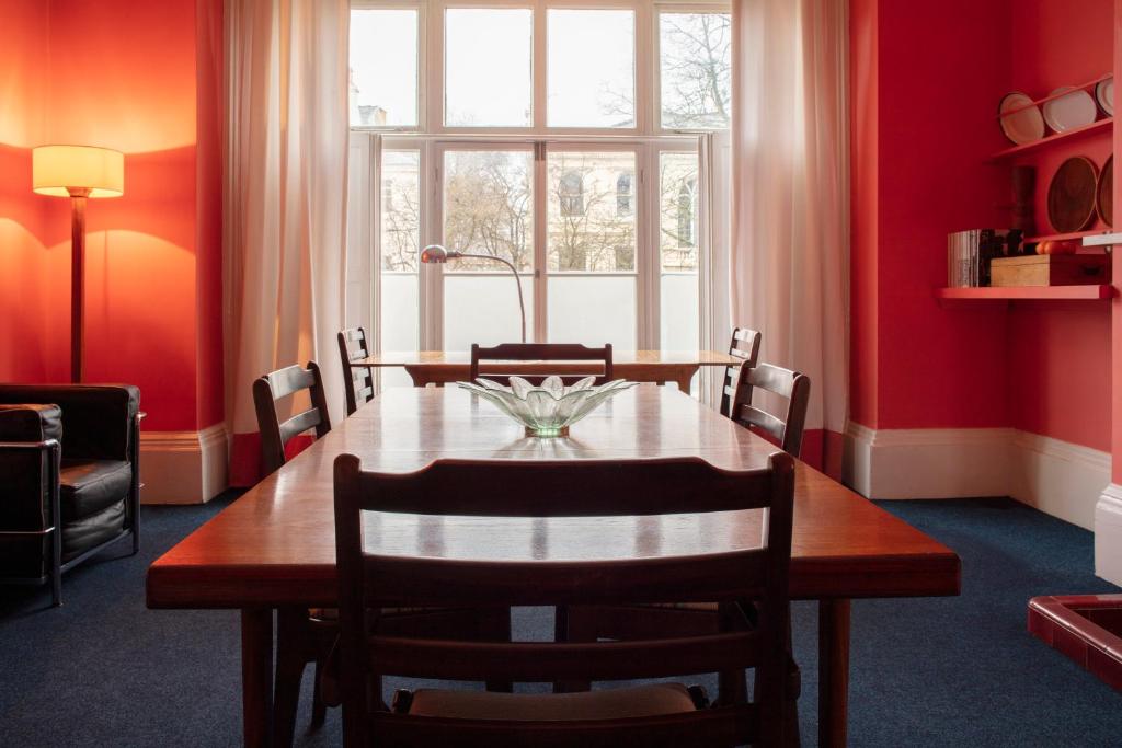 利物浦Square Tree House的一间带桌子和窗户的用餐室