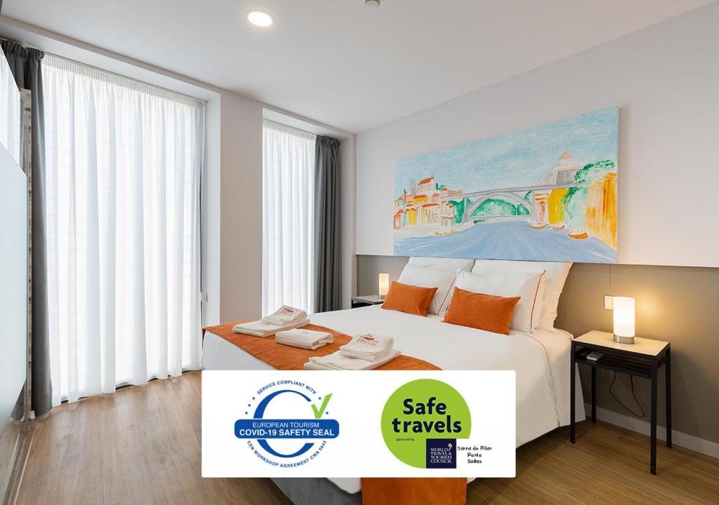 加亚新城Serra do Pilar Porto Suites的一间卧室,配有一张床和一个出售的标志