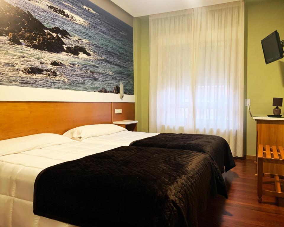 O Pino 贝洛酒店的卧室配有一张大床,墙上挂有绘画作品