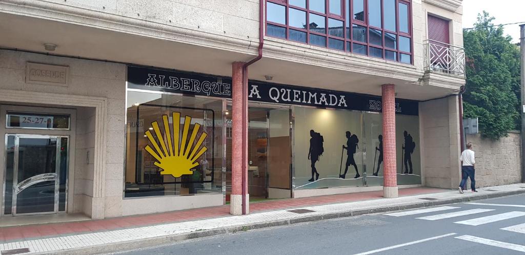 卡尔达斯·德·雷斯albergue a queimada的窗户上带有黄色标志的商店前方