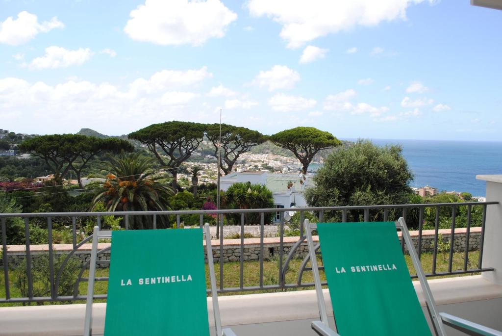 伊斯基亚Appartamenti Ischia la Sentinella的海景阳台。