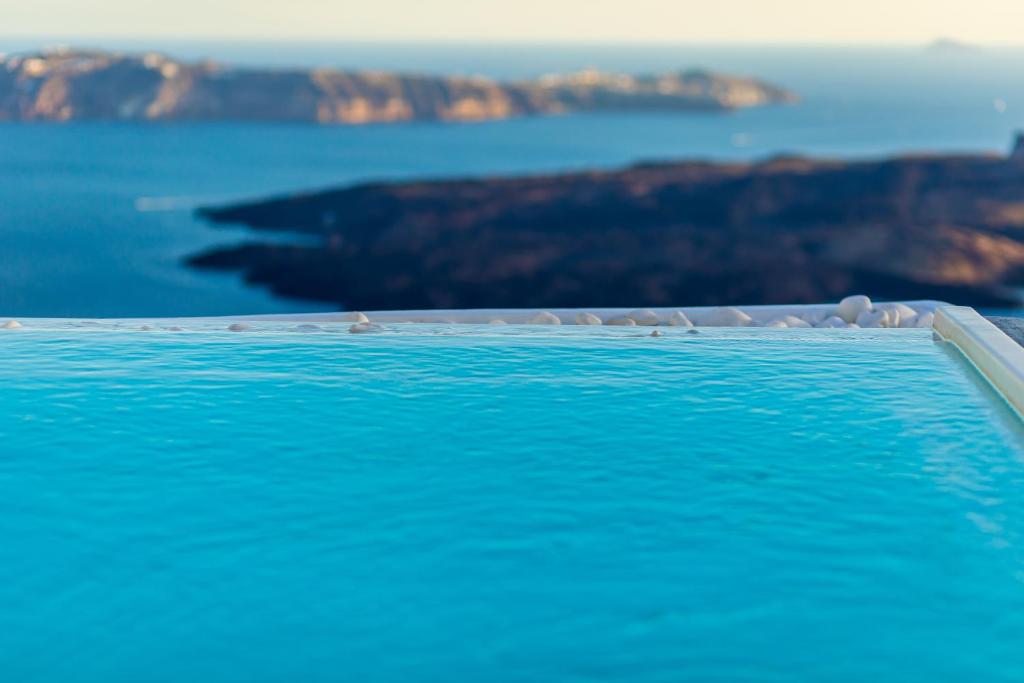 易莫洛林Santorini Delux的海景游泳池