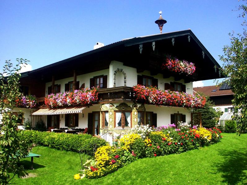 因泽尔Gästehaus Restner - Chiemgau Karte的前面花繁多的建筑