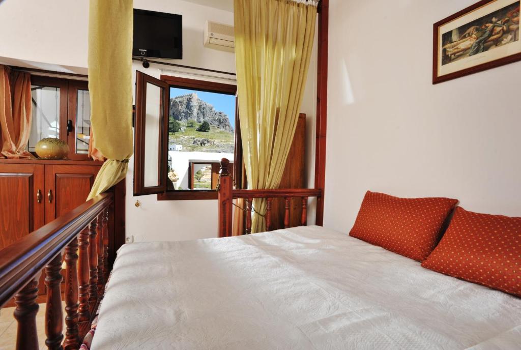 林都斯林甸宝石专属公寓酒店的一间卧室设有一张床和一个窗口