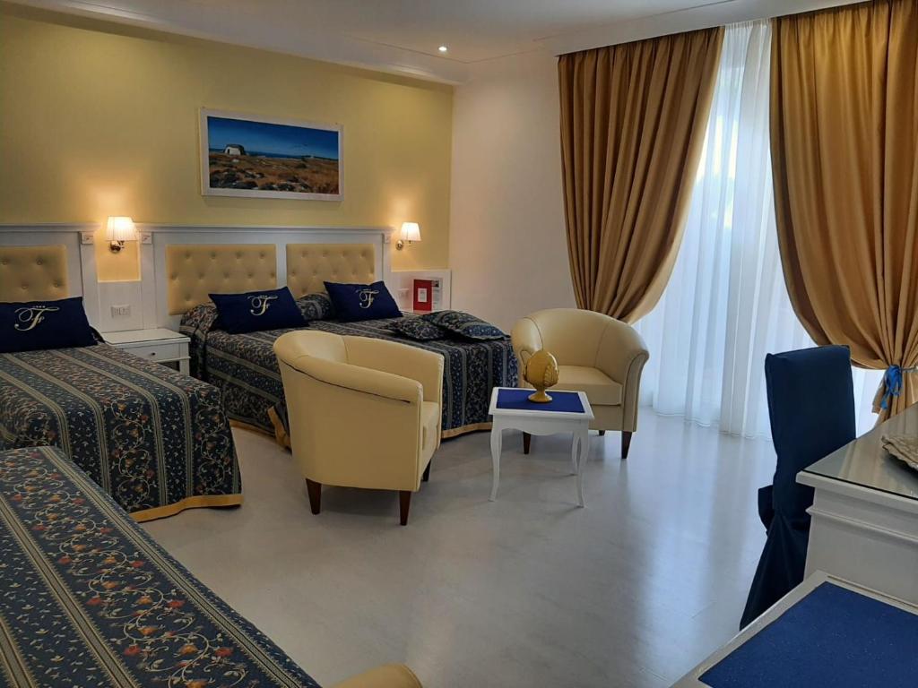 切萨雷奥港法里独家住宿加早餐旅馆的酒店客房,配有两张床和两把椅子