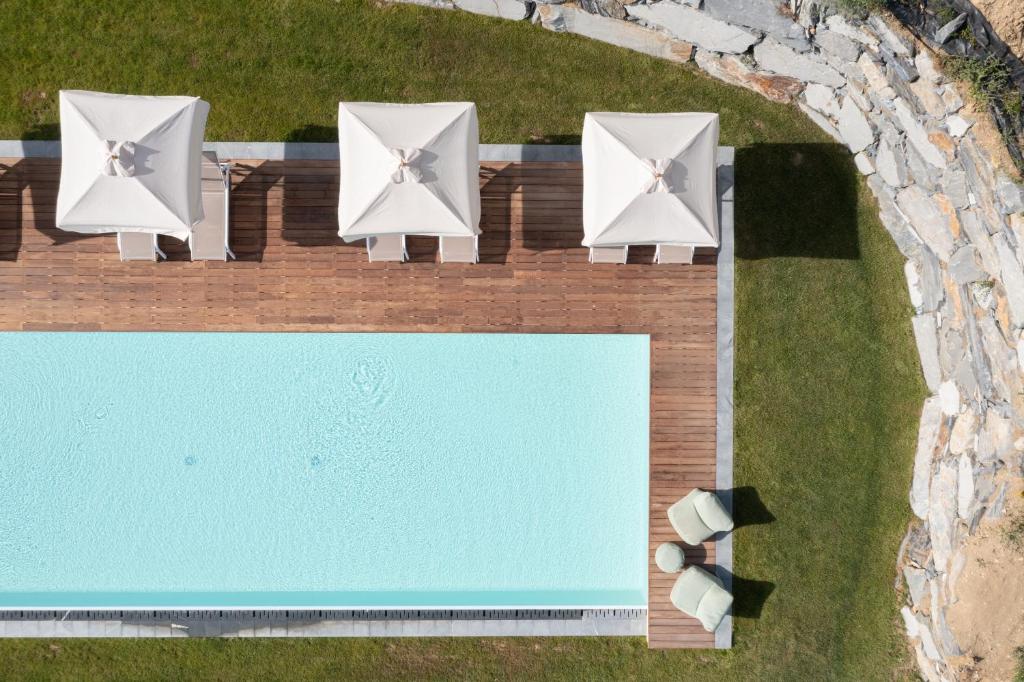 卡斯泰尔诺沃马格拉La Colombiera Relais的享有四把椅子和游泳池的顶部景致