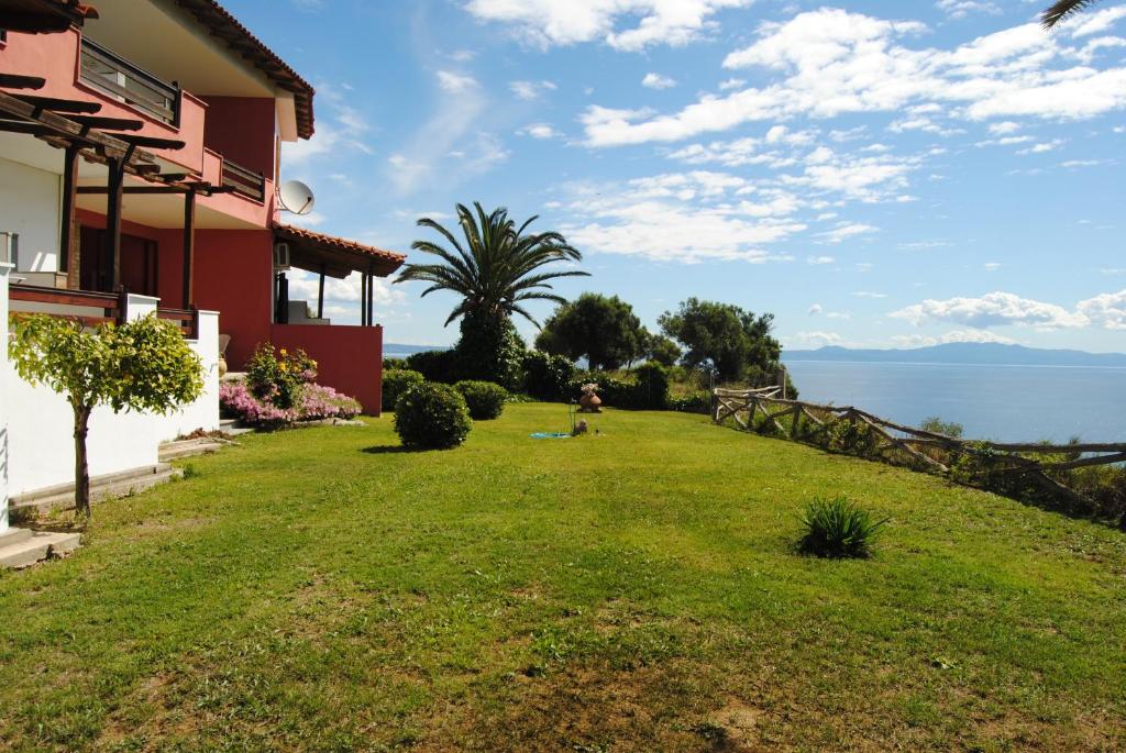 阿菲托斯Marianna Sea View Afitos的海景度假屋的庭院