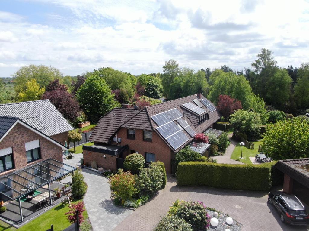 维斯莫尔Ferienhaus Wieke的屋顶上太阳能电池板房子的空中景观