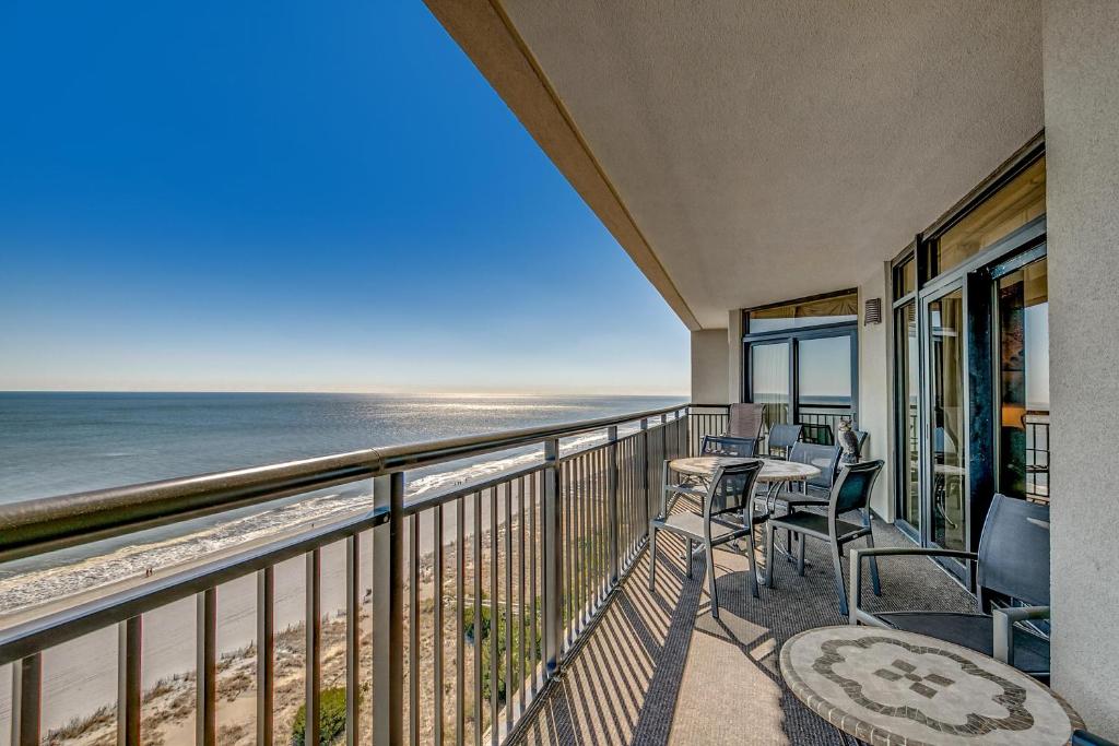 默特尔比奇South Wind Penthouse 3的享有海滩美景的阳台