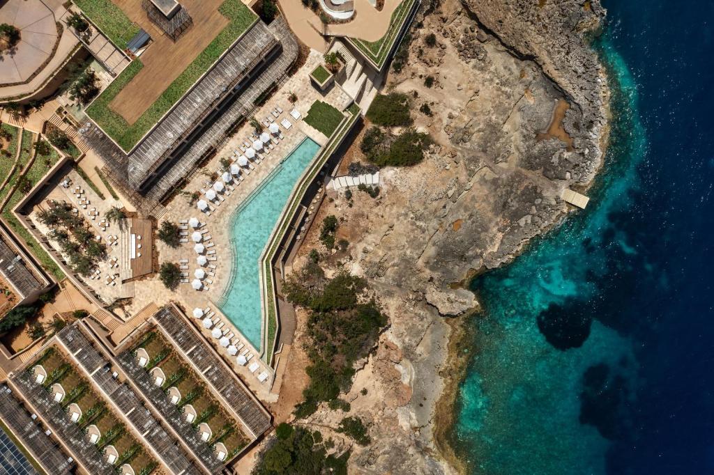 波蒂纳茨伊维萨岛六善酒店的享有海滩和海洋的空中景致
