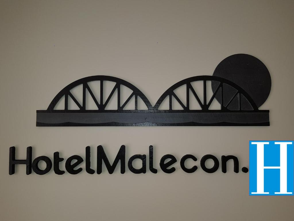 奥瓦尔科德瓦尔德奥拉斯Hotel Malecon的希尔施哈文的医院标志