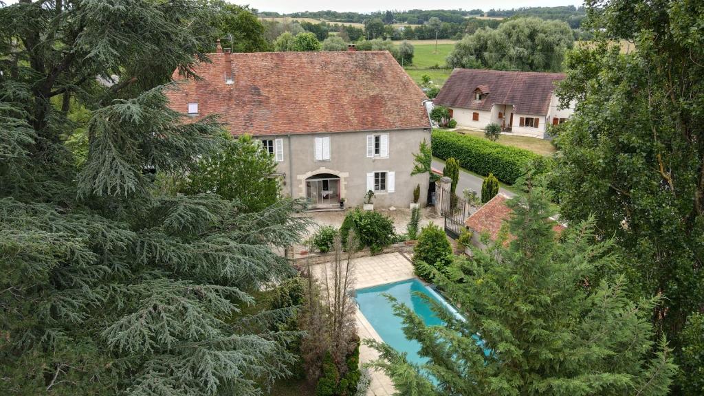 Le Cèdre Bleu - Maison d'hôtes的享有带游泳池的房屋的空中景致