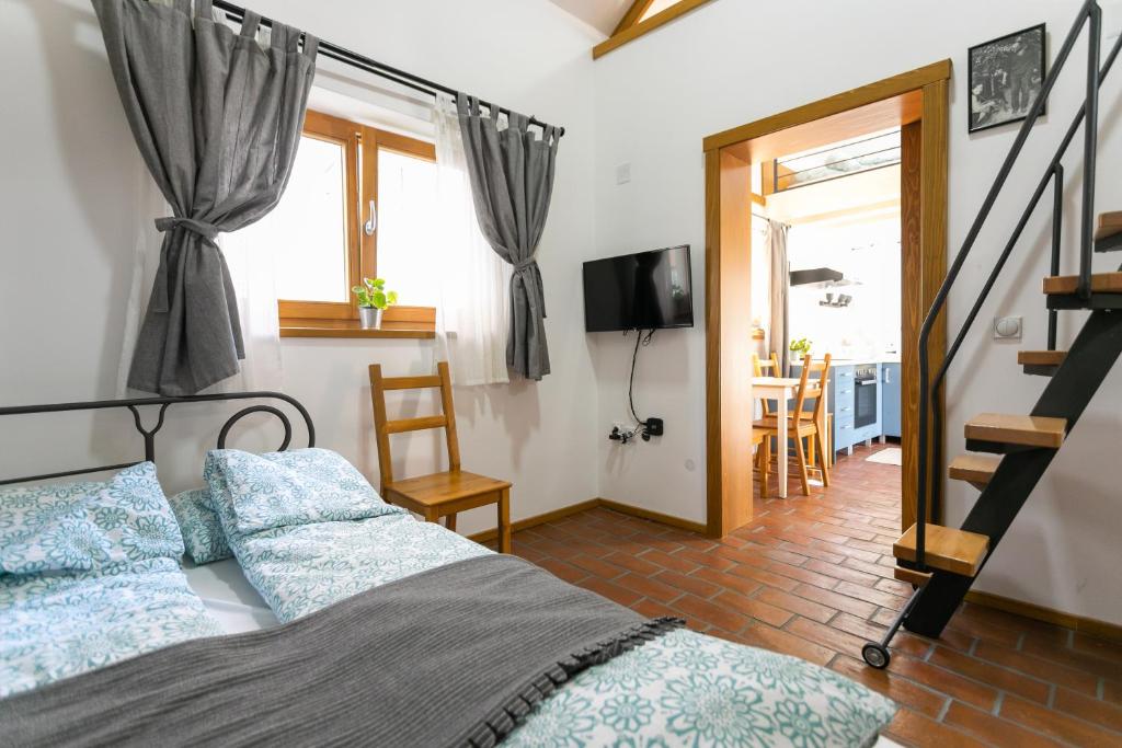 索科矿泉村Kompleks apartmana SuperStar23A的一间卧室配有一张带蓝色枕头的床和电视。