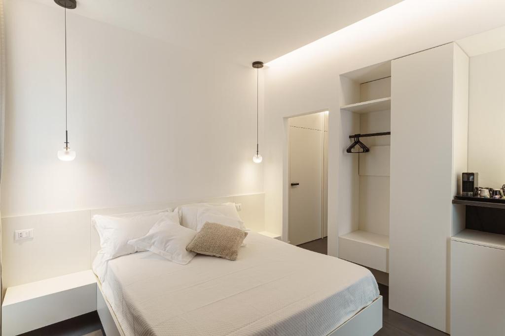 滨海波利尼亚诺内尔布鲁迪品托住宿加早餐旅馆的一间卧室配有带白色床单和枕头的床。