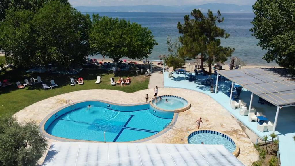斯卡拉拉乔伊Hotel Coral的享有游泳池和大海的顶部景致