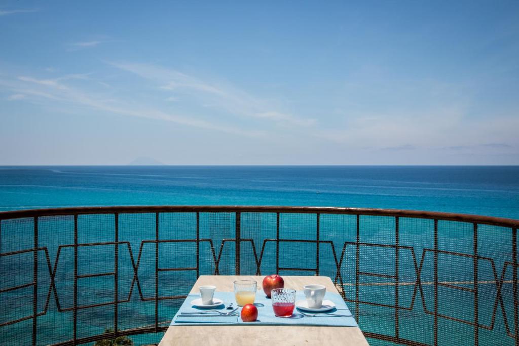 特罗佩阿B&B Laudato Sii Tropea的海景阳台上的桌子
