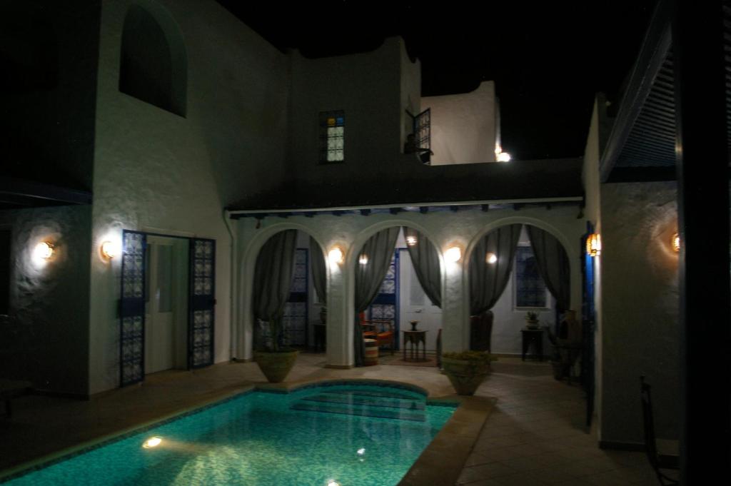米多恩Midounia的一座晚上设有游泳池的房子