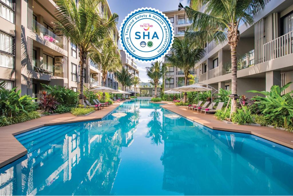 邦涛海滩Diamond Resort Phuket Official Account的沙度假村的游泳池及Spa