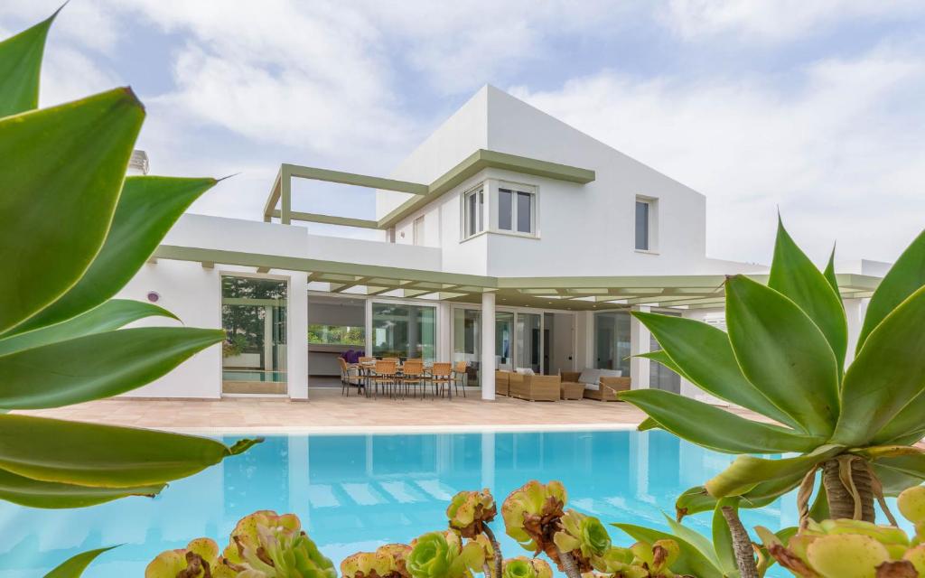 休达德亚Villa Santandria Grupo Seranova Luxury Hotel的一座带游泳池和房子的别墅
