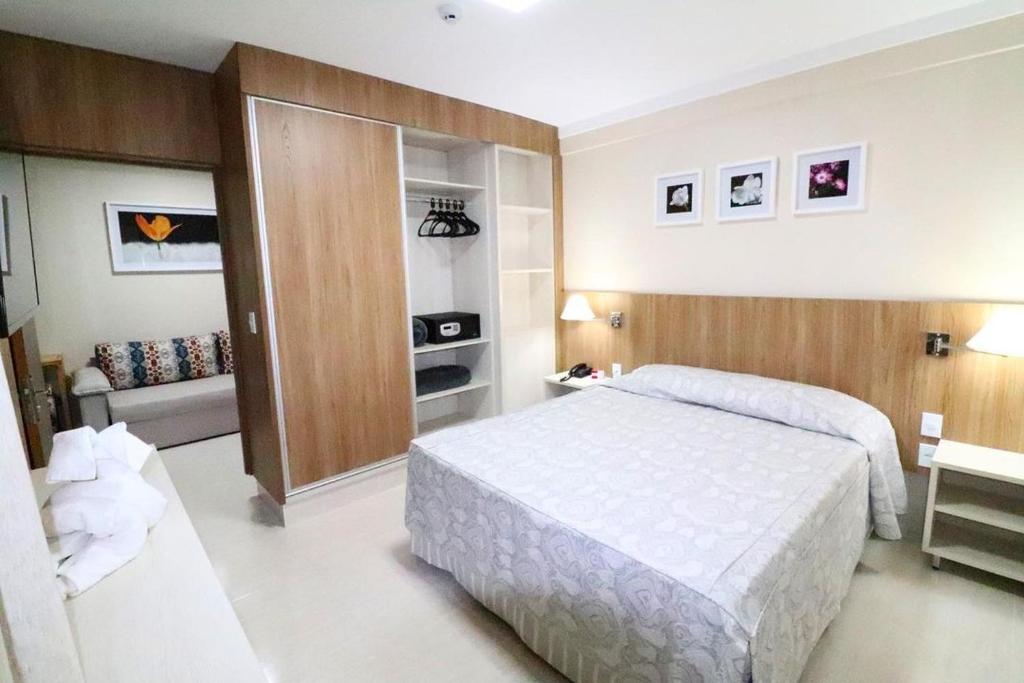 卡达斯诺瓦斯Piazza diRoma acesso diRoma Acqua Park gratuito Star Temporada的卧室配有一张白色大床
