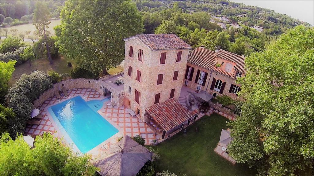 卡利昂Domaine De Sainte Annette的享有带游泳池的大房子的顶部景色
