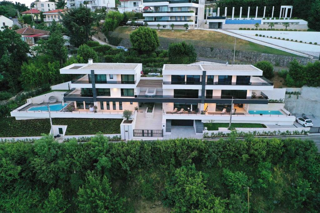 伊齐齐Villa Bella Vista 1的享有带游泳池的房屋的空中景致